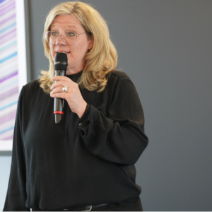 Petra Bernhardt, Social Media Leader IBM DACH, hält einen Vortrag